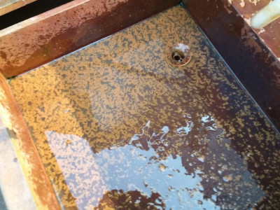 ¿Cuáles son los procesos comunes de tratamiento de agua para eliminación de hierro y manganeso?