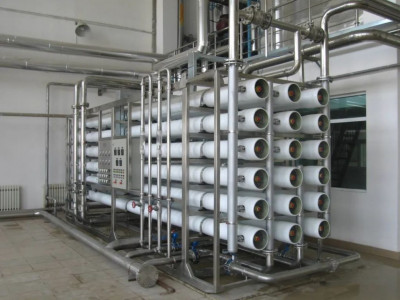How does reverse osmosis equipment back pressure occur and how can it be avoided?